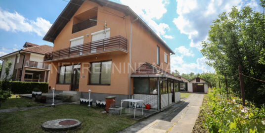 KUĆA 350M2 ŠUMARICE + 8 ARI PLACA–210.000 E
