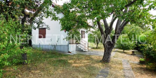 KUĆA 40M2 IZNAD JEZERA, 7 ARI PLACA, BUNAR, GARAŽA,—79.900 E