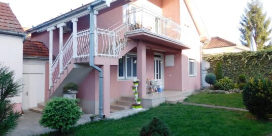 DVE KUĆE KOD BOLNICE 195 M2+3,2 ARA PLACA, CENA – 160.000 E