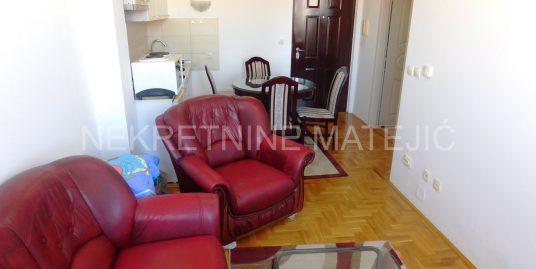 IZDAVANJE JEDNOSOBAN STAN 27M2, VELIKI PARK, 2. SPRAT, GAS,–200 E