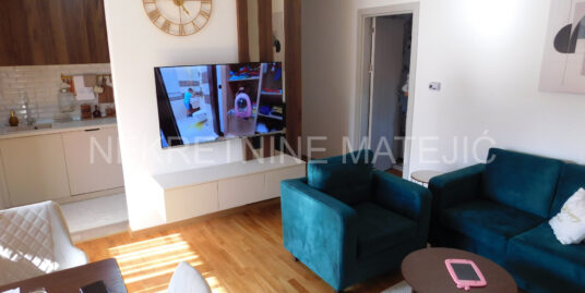 NOVOGRADNJA CENTAR EXTRA ZONA, 1. SPRAT,ČETVOROSOBAN STAN, 100M2+PARKING–175.000 E
