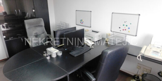 IZDAVANJE POSLOVNI PROSTOR 74M2 U ŠIREM CENTRU- 3 OPREMLJENE KANCELARIJE, KUHINJA–700 E+ DEPOZIT